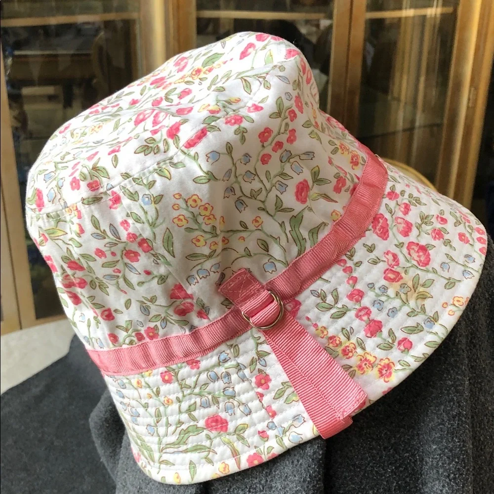 OshKosh B'Gosh Girls 100% Cotton Bucket Hat White + Flowers Size L-XL (5Yrs Up)